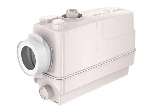 Weißes Hebegerät von Grundfos mit angeschlossenem Rohr für Abwasser. Das Gerät hat mehrere Anschlüsse an der Oberseite und eine Bedienfeldabdeckung.